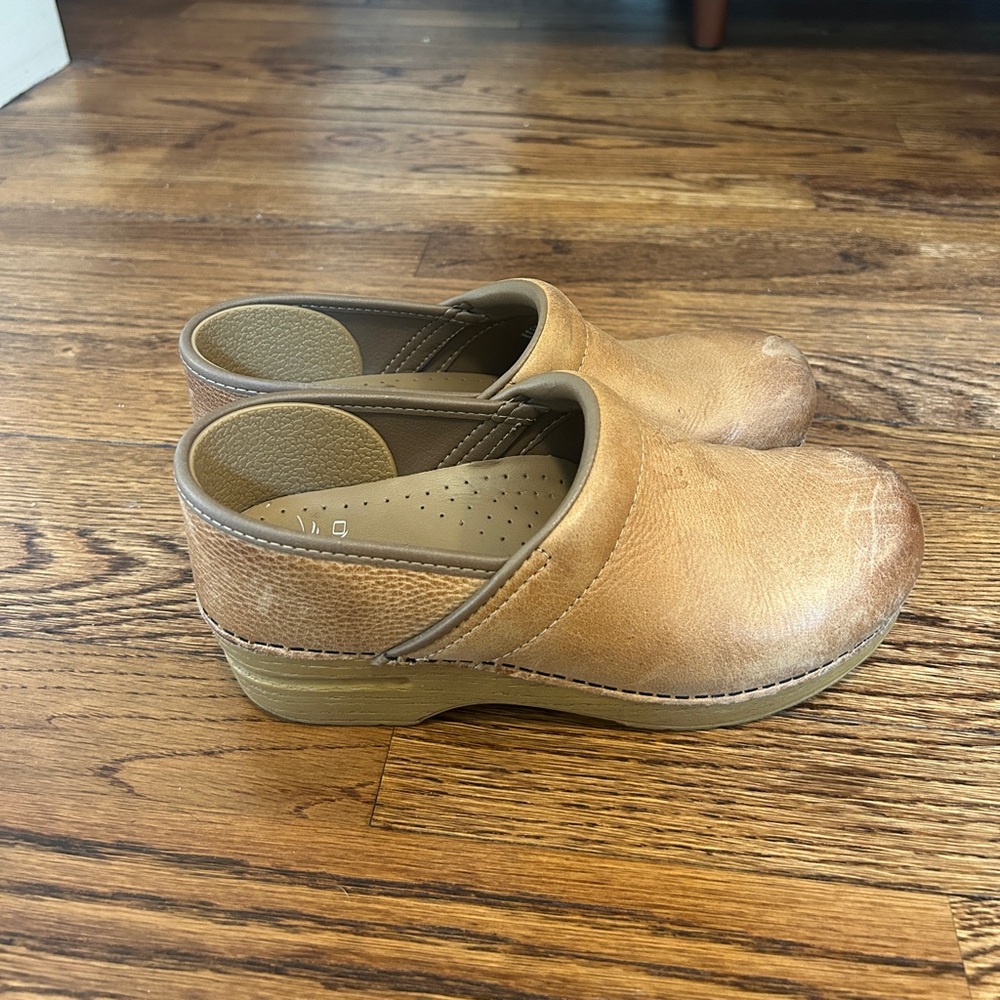 dansko honey clogs size 38